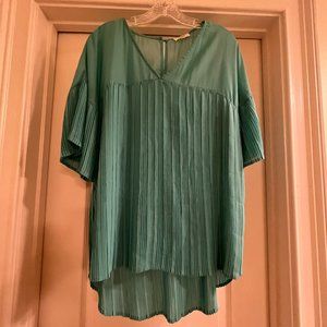 Umgee Sz 7 pleated sheer mint green blouse. Flowy sleeves. High low hem.